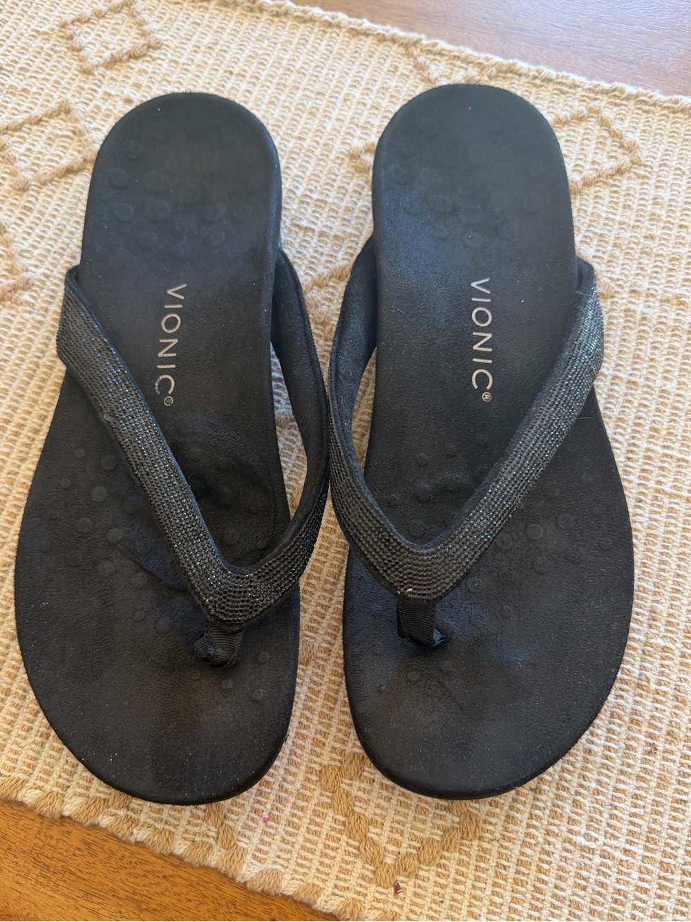 Vionic Dillon Shine sandals featuring a black rhinestone-encrusted strap size 10